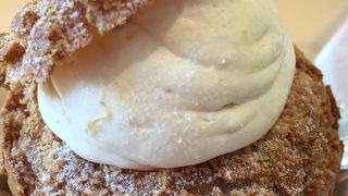 冷たいパイナップルシュークリームは絶品でした