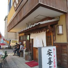 大通り沿いにあります