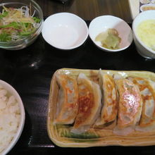 餃子定食を食べました