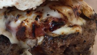 溢れる肉汁！熱々のバーガー！