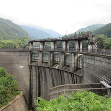 アーチ式ダムの中之条ダムによって作られています