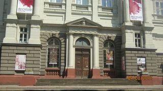 オペラ・バレエ劇場の近くにあります。