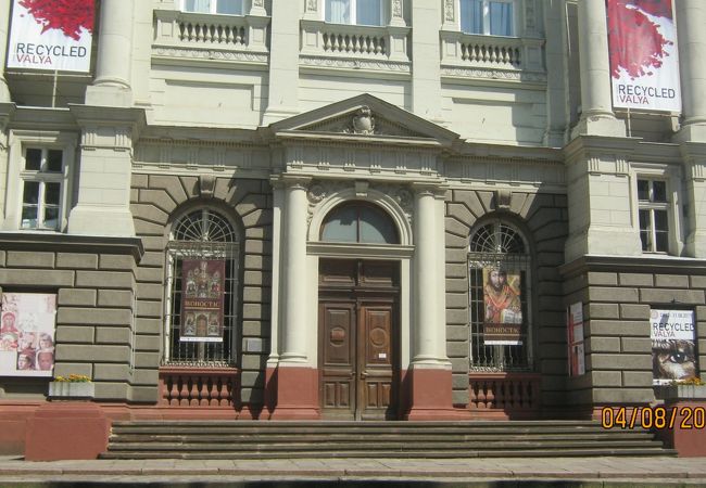 オペラ・バレエ劇場の近くにあります。