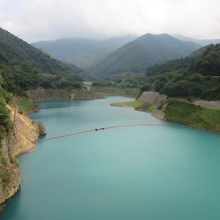 天端上からは奥四万湖の「四万ブルー」が