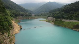 四万川ダムによって作られた人造湖「奥四万湖」、「四万ブルー」と呼ばれる独特の湖水の色