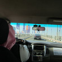 ピンクのスカーフが見えています