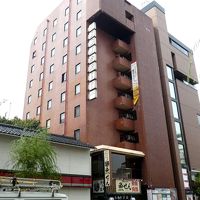 道路側から見た当ホテルの建物(右隣りの茶色のビルは別の建物)