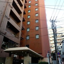 路地裏側から見た当ホテルの入り口