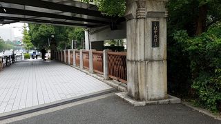 首都高の下なので風情がない