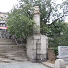 病院に上がる階段の前です。