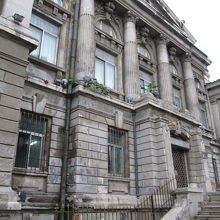 建物の細かい飾りがあります。