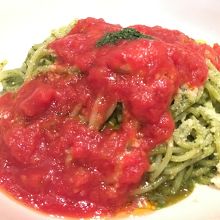 バジルソースとチーズがたくさん