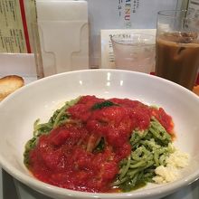 ランチセットでパン、サラダ、ドリンク付きにもできます。プラス