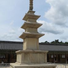 大雄殿前にある釈迦塔