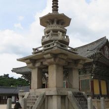 大雄殿前にある多宝塔