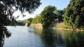 城郭を取り囲む優美な内堀