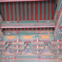 門の上部を見ています