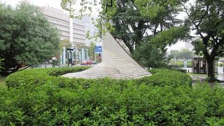 赤茶色をベースにした五角すいの変わった形の塔