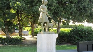 朗らかな、まさに平和を謳歌するかのような少女と小鹿の像を通じて、平和の尊さを感じさせる像です。