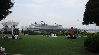 横浜港大さん橋やベイブリッジ、港を行き交う船の眺めがロマンチックな公園です。