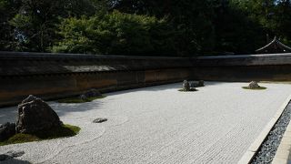 世界遺産の一つで方丈の石庭で有名