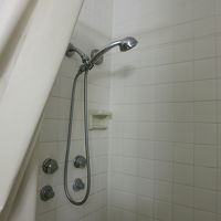 シャワーは可動式で便利