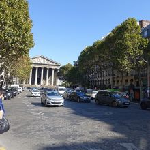 サントノーレ通りとの交差点付近。