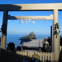 日の出、皇居遥拝所。夫婦岩もあります。