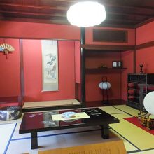 真っ赤。東茶屋街のそれと同じ。金沢ってハデだったのね。