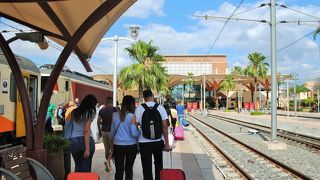 鉄道の終点駅で新市街にあります。