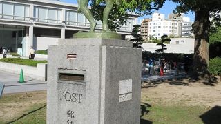 書状がつなぐ二人の子供の像。