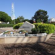 国登録有形文化財である港湾荷役機械「清水港テルファー」、西欧の城壁風の回廊に囲まれたイベント広場、ボードウォーク、ヨットハーバーやスケートボード場などが揃った海辺の公園です。