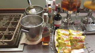 アルコールコーナーにスナック菓子