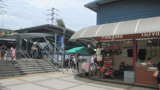 すぐのところにマーケット内の通り