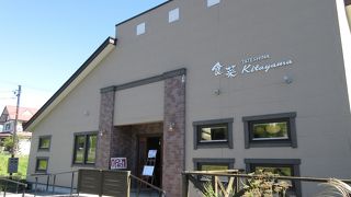 カジュアルできれいな店です