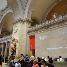 入るとチケットカウンターやインフォメーションデスクがあります