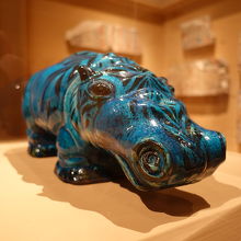 青のカバさんは綺麗な色合いです。