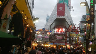 下町の商店街ビル