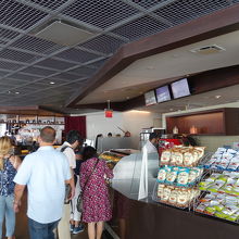 フードコートやレストランが充実しています。