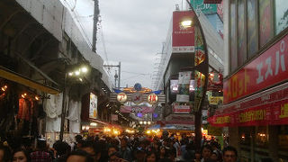 休日の夕方は人がたくさん