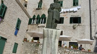 大聖堂や市庁舎がある人気の広場