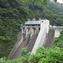 峡谷部に作られたので非常に縦長のダムです