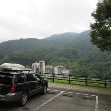 四万温泉の奥に在る巨大ダム 