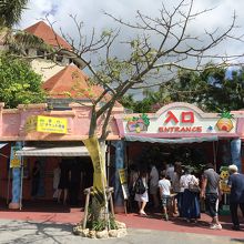 エントランスへ到着