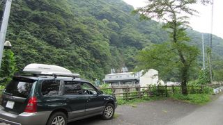 利根川水系8ダムの一つ、狭い峡谷に作った縦長のダム