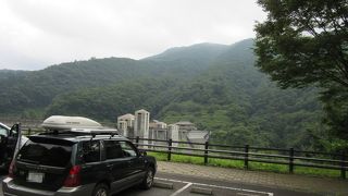 四万川に作られた巨大ダム、中世の欧州の城を彷彿させるデザインは見事