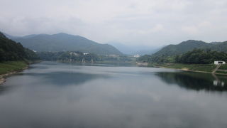 相俣ダムによって作られた人造湖「赤谷湖」、猿ヶ京温泉のシンボル的存在ではありますが・・・