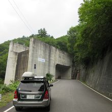 初めに見えてくるのはスキージャンプ式の洪水吐用水路、巨大です