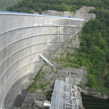 1967年（昭和42年）竣工のアーチ式コンクリートダム