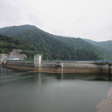 美しいアーチが強力な水圧を左右の岩盤に逃がします